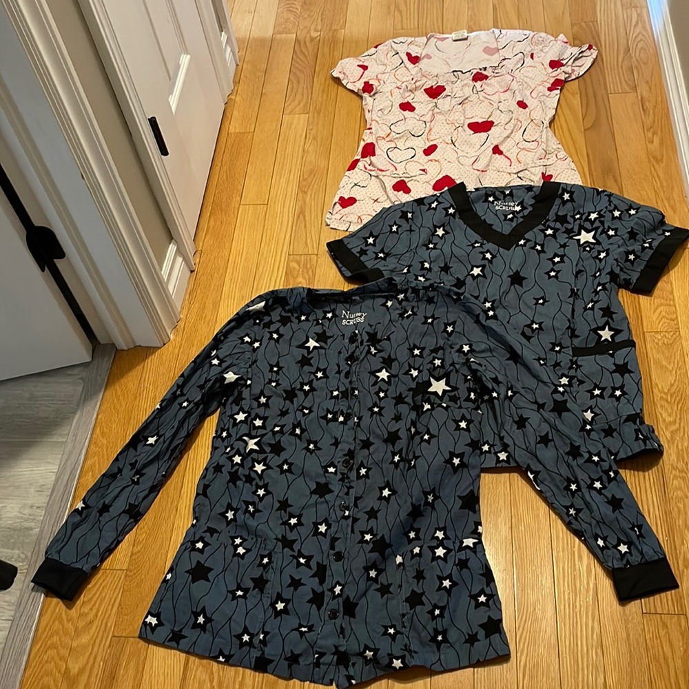 Dickie’s & Nursey Scrubs tops size small
3 pieces